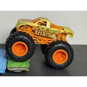 Hot Wheels Monster Jam WWE The New Day  Monster Truck. 1:64